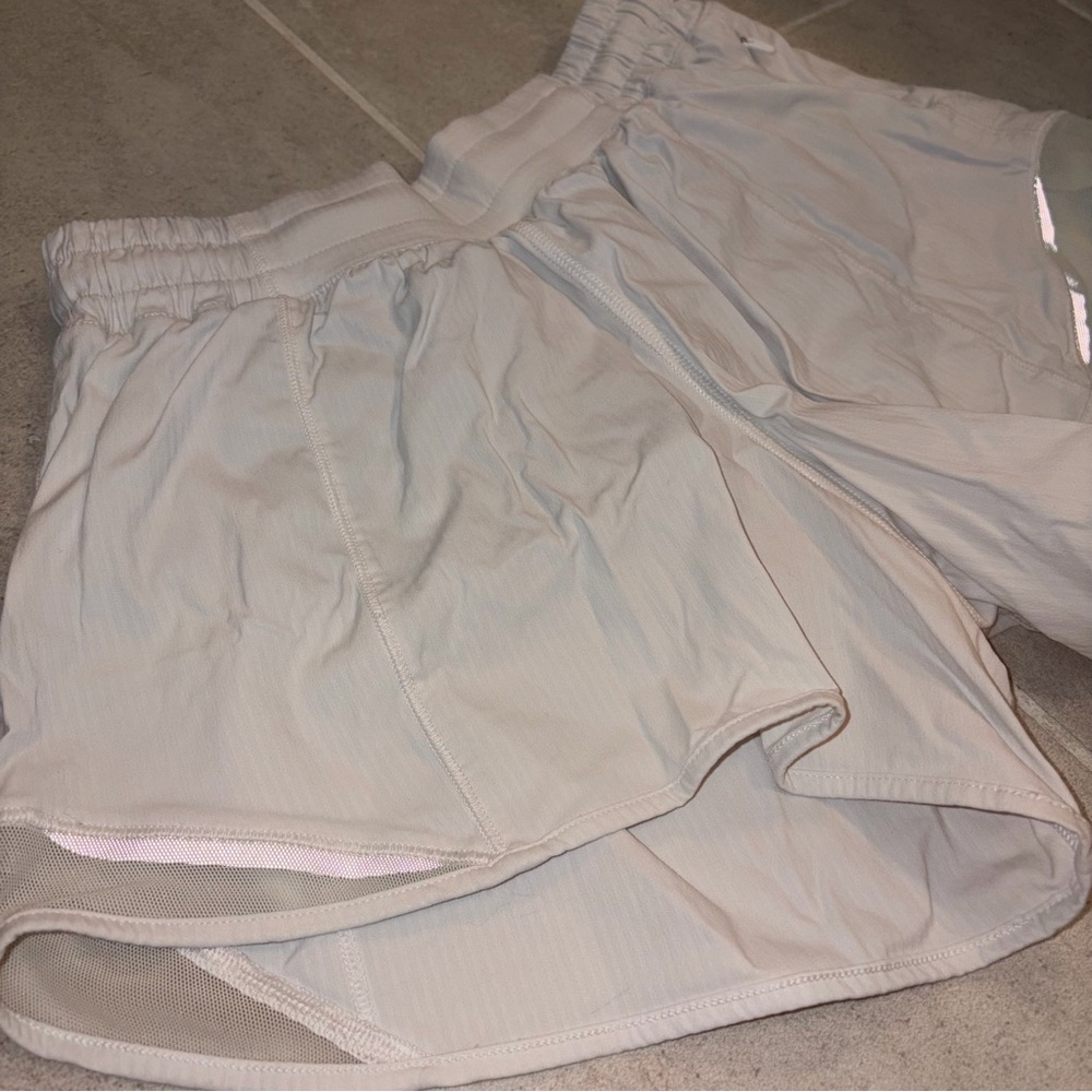 Lululemon Hotty Hot 2.5” shorts • white/bone - Picture 4 of 9